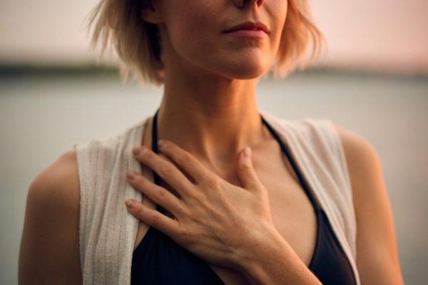 Persona que se quiere y se cuida porque ha ido a terapia psicológica en Granada Persona que se quiere y se cuida porque ha ido a terapia psicológica en Granada